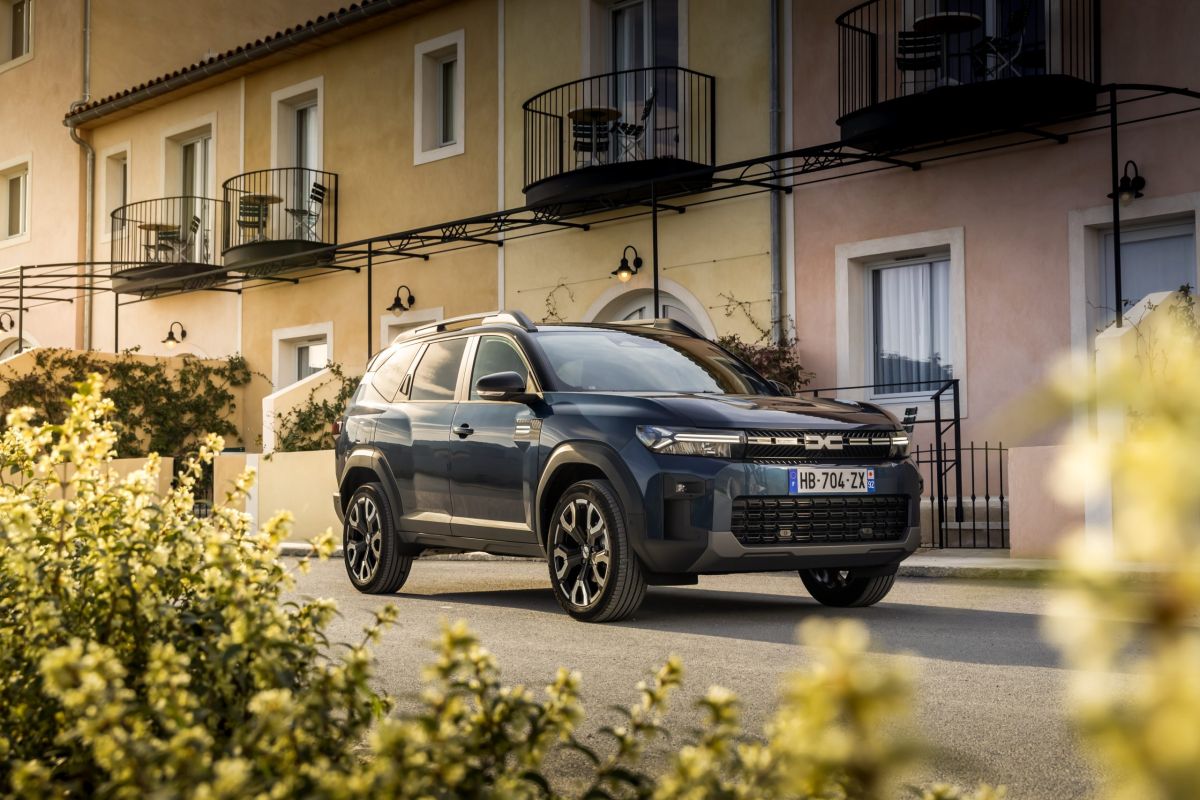 Donkergrijze Dacia bigster - exterieur